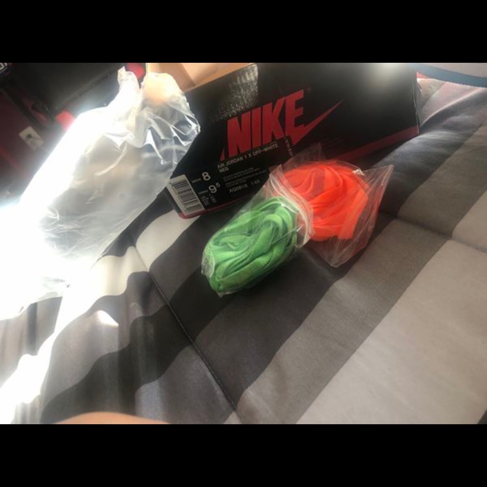 Off white Jordan’s 1